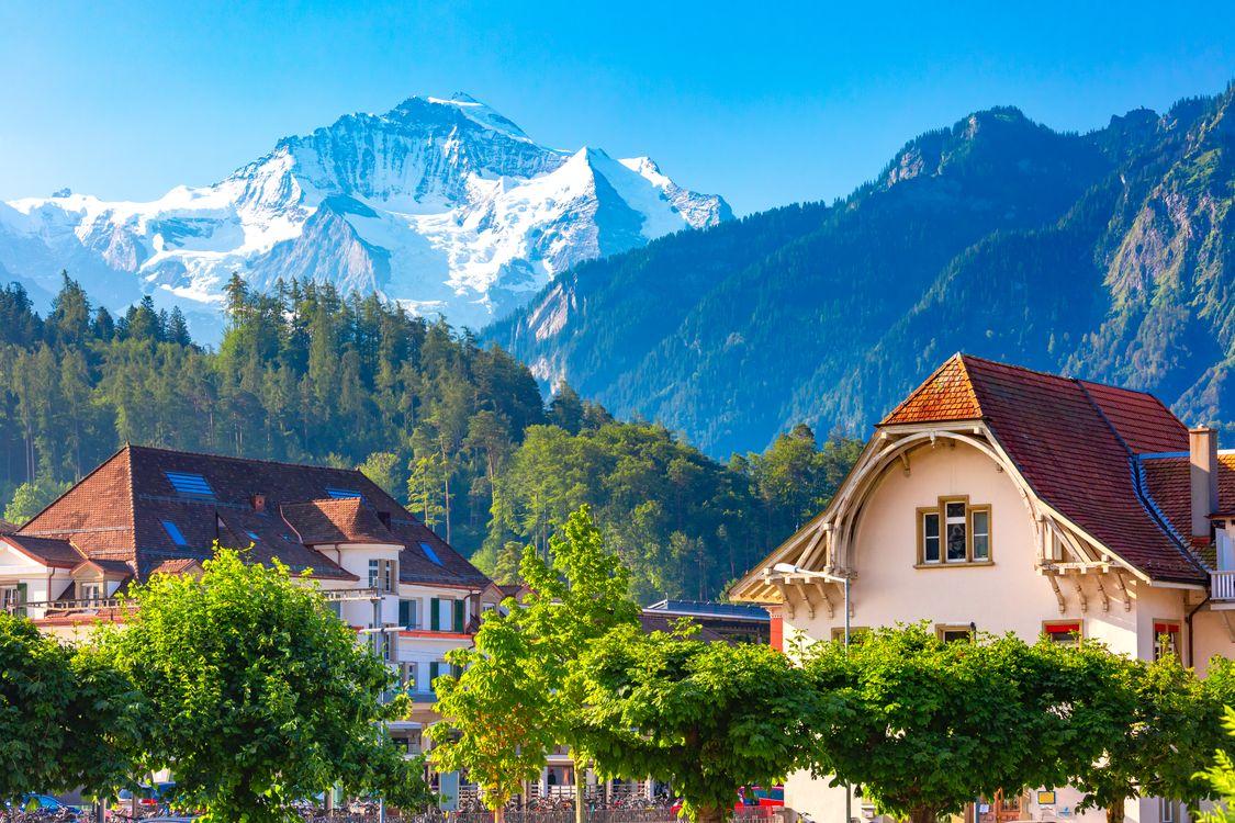 houses-old-city-interlaken-important-tourist-center-bernese-highlands-switzerland-jungfrau-is-visible-background https://economia.wiki/paises/por-que-suiza-es-tan-desarrollado/