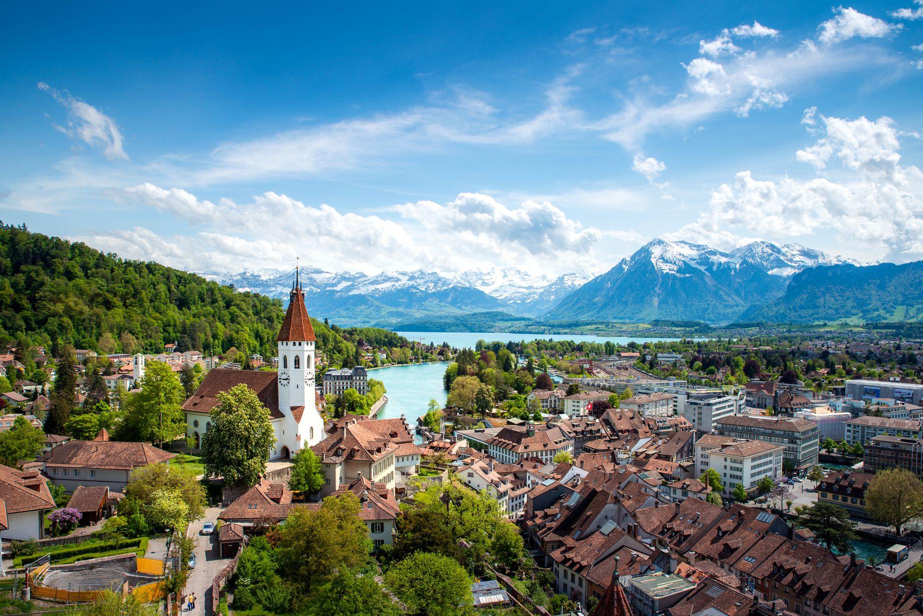 panorama-thun-city-canton-bern-with-alps-thunersee-lake-switzerland https://economia.wiki/paises/por-que-suiza-es-tan-desarrollado/