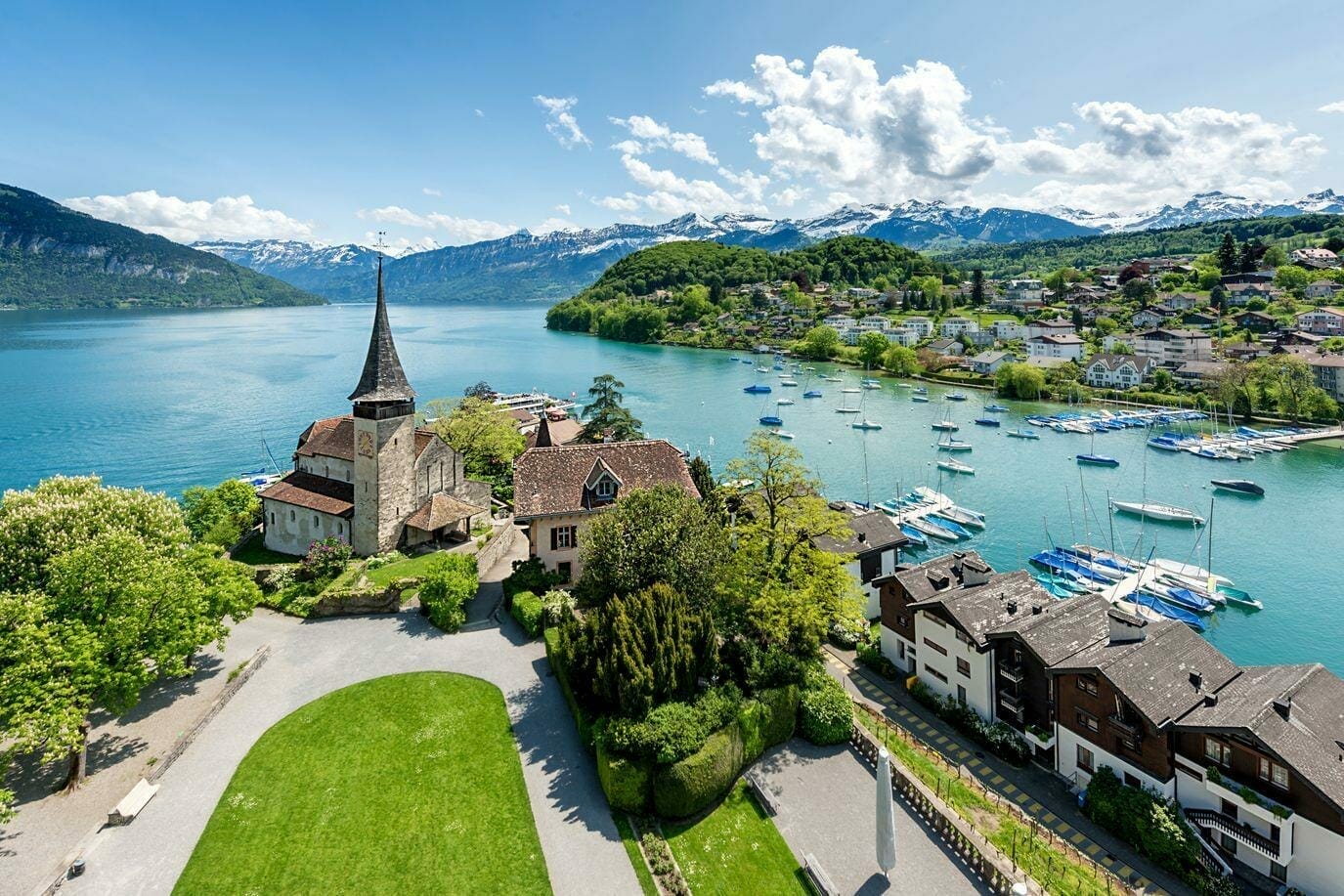 spiez-castle-with-cruise-ship-lake-thun-bern-switzerland https://economia.wiki/paises/por-que-suiza-es-tan-desarrollado/