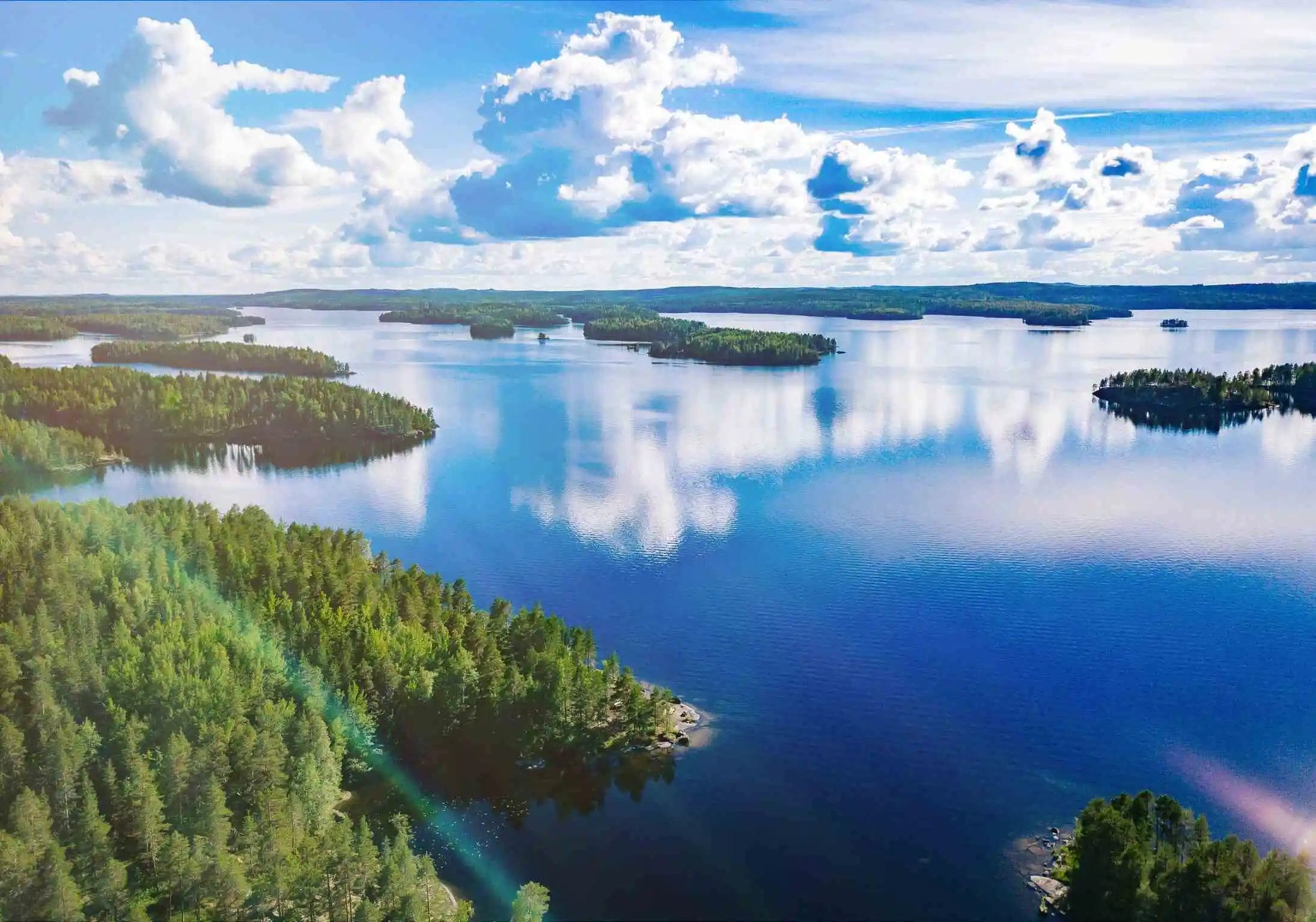 aerial-view-blue-lakes-green-woods-summer-finland https://economia.wiki/paises/finlandia-el-pais-con-los-mejores-resultados-educativos-de-la-ocde/