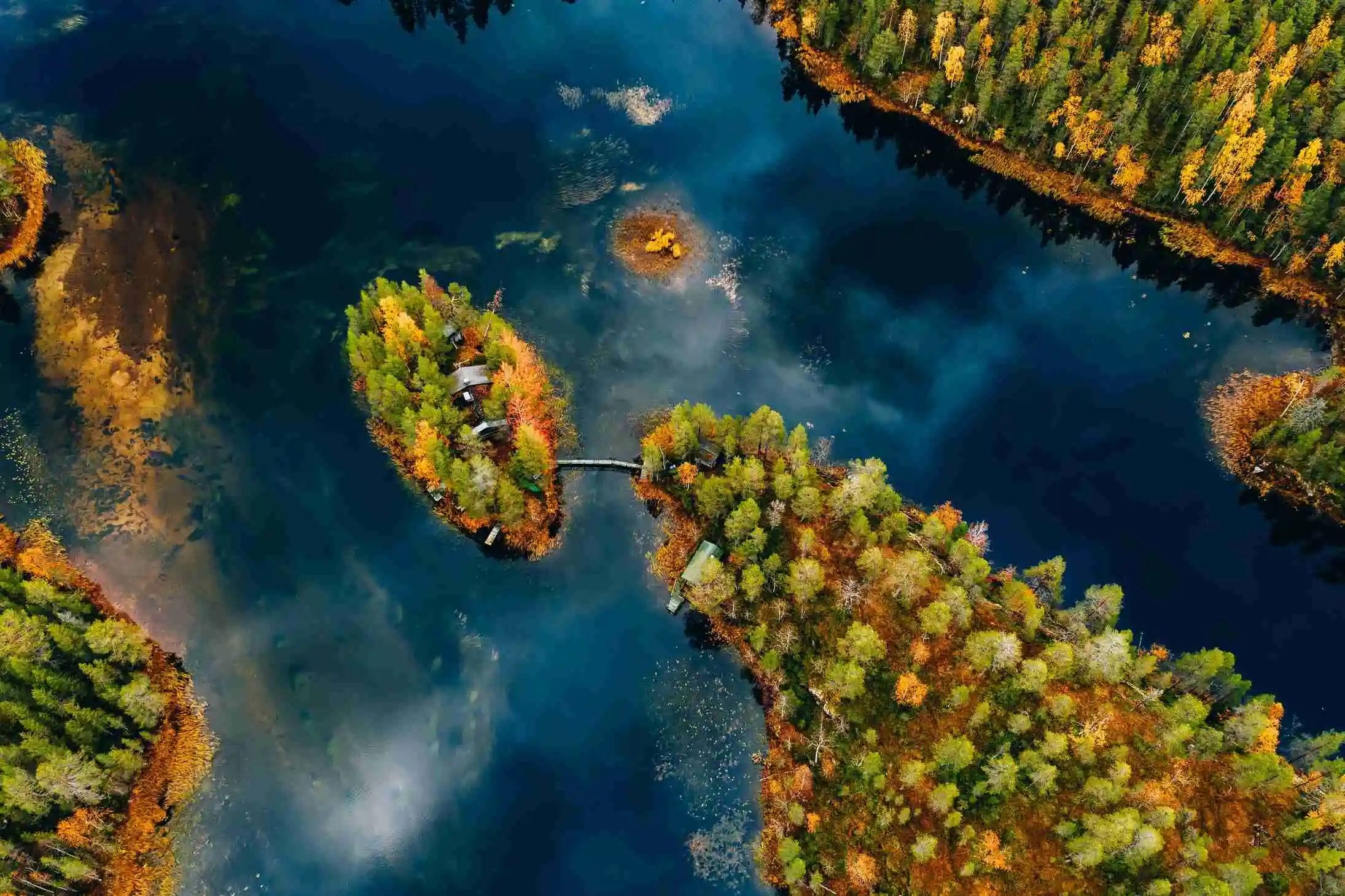 aerial-view-fall-autumn-colors-forest-blue-lake-with-island-rural-finland https://economia.wiki/paises/finlandia-el-pais-con-los-mejores-resultados-educativos-de-la-ocde/