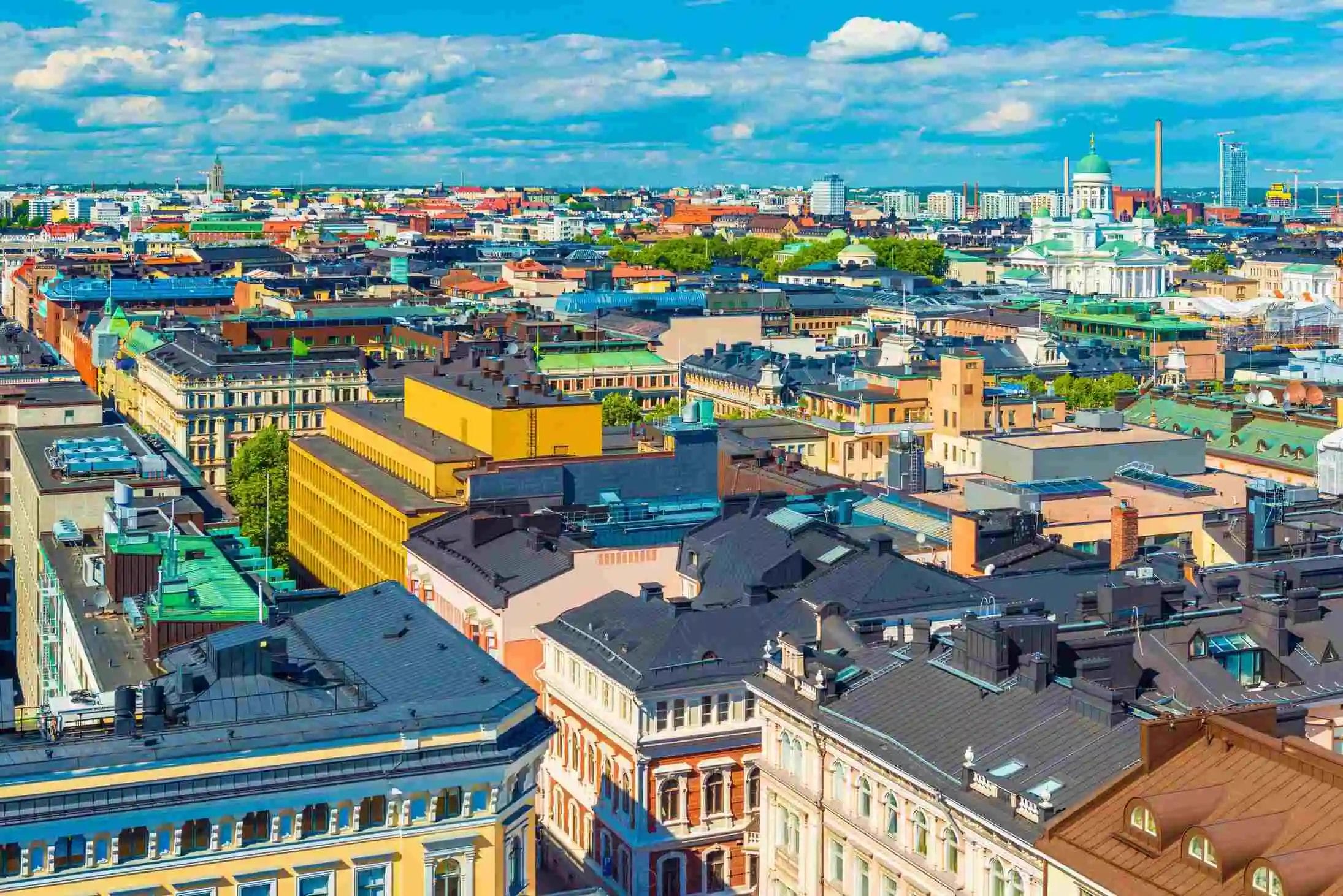 aerial-view-helsinki-with-colorful-historical-buildings-cathedral-finland https://economia.wiki/paises/finlandia-el-pais-con-los-mejores-resultados-educativos-de-la-ocde/