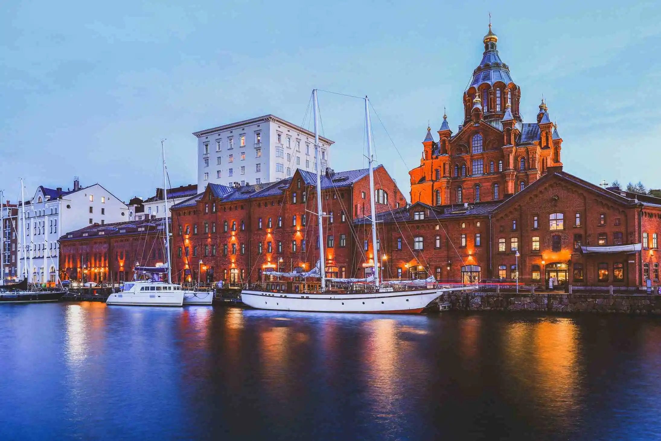 evening-scenery-uspenski-orthodox-cathedral-church-katajanokka-district-old-town-helsinki-finland https://economia.wiki/paises/finlandia-el-pais-con-los-mejores-resultados-educativos-de-la-ocde/