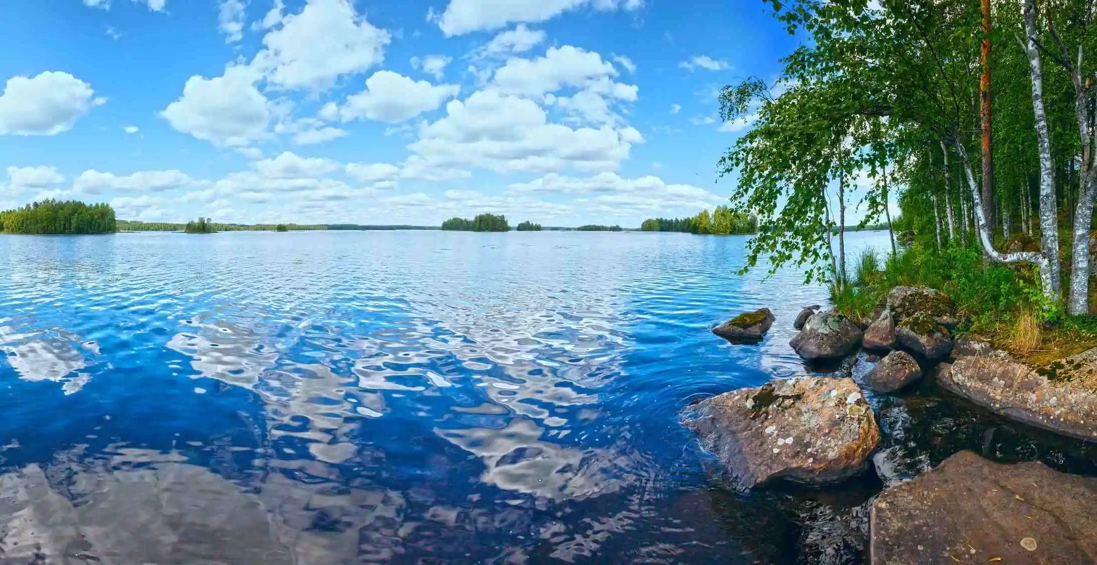 lake-rutajarvi-summer-view-with-reflection-clouds-water-surface-urjala-finland https://economia.wiki/paises/finlandia-el-pais-con-los-mejores-resultados-educativos-de-la-ocde/
