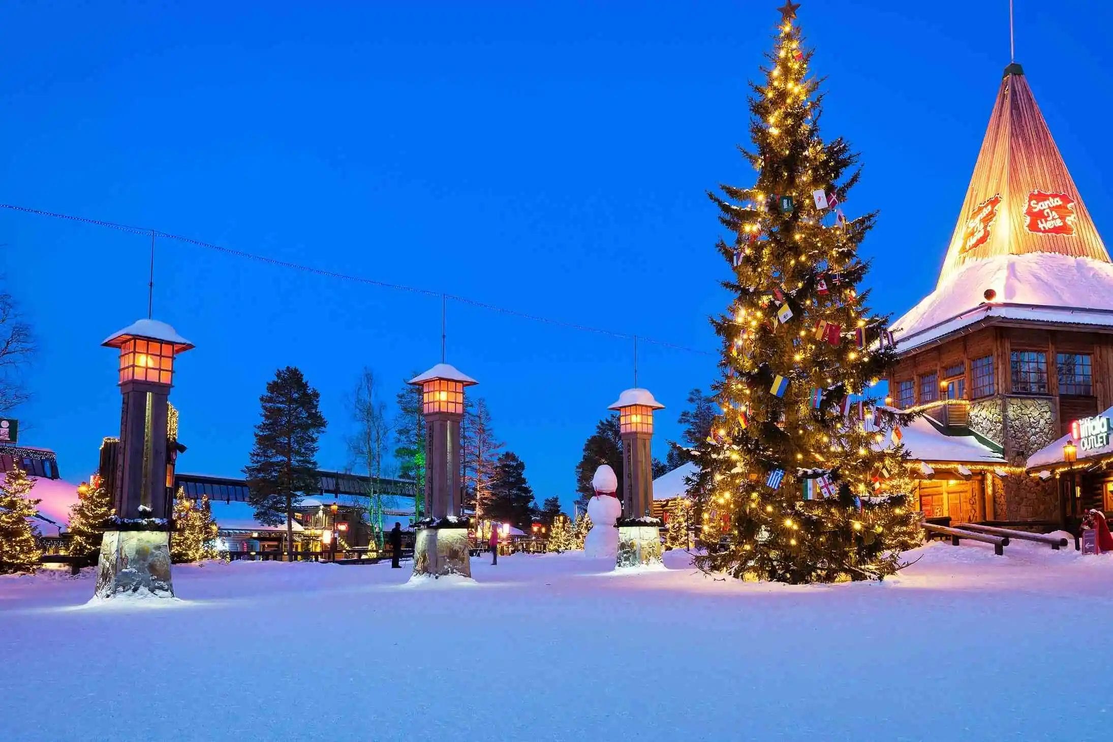 rovaniemi-finland-march-5-2017-snowman-santa-claus-office-santa-village-with-christmas-trees-night-lapland-finland-arctic-circle-winter-people-background https://economia.wiki/paises/finlandia-el-pais-con-los-mejores-resultados-educativos-de-la-ocde/
