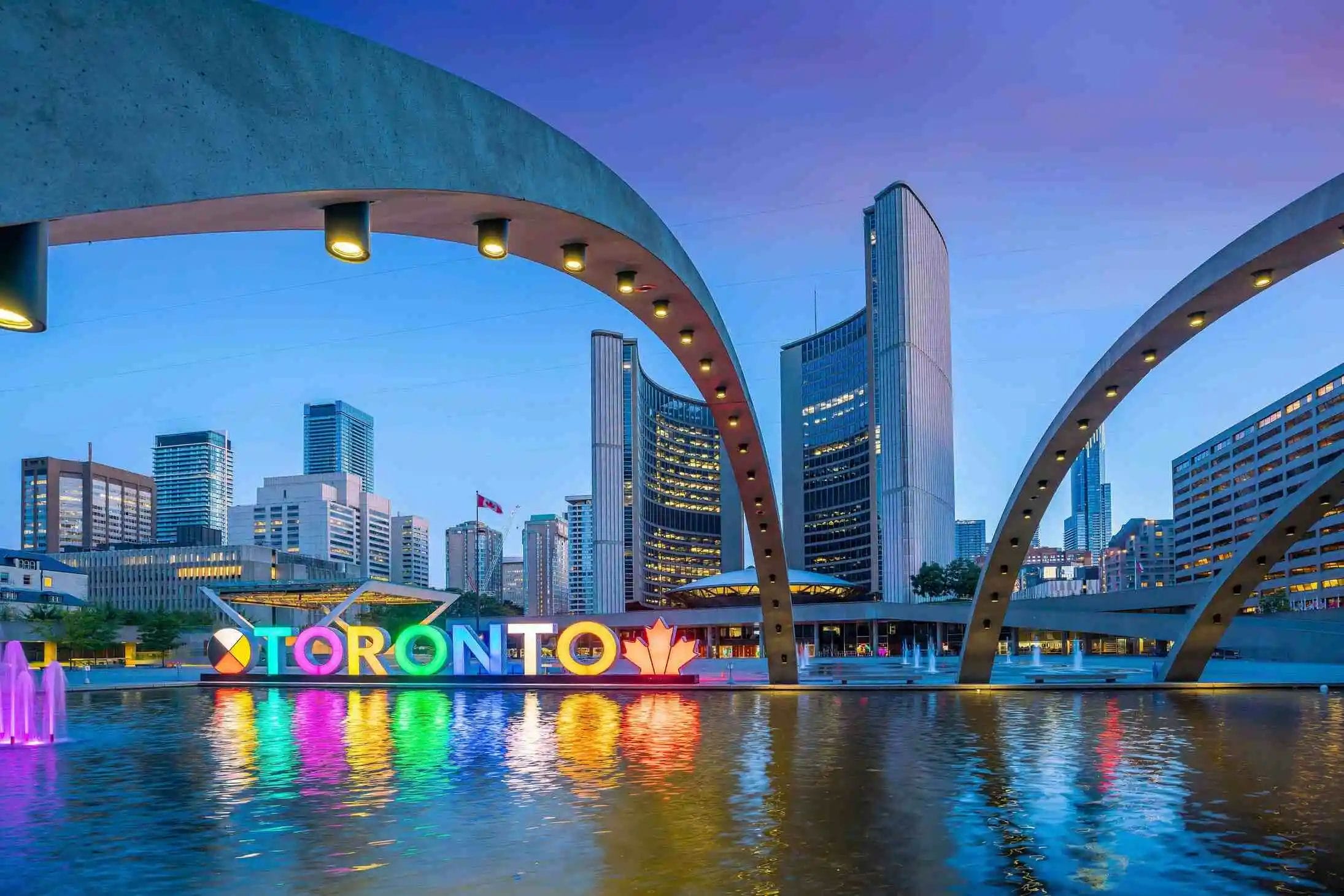 toronto-city-hall-nathan-phillips-square-canada https://economia.wiki/paises/canada-la-embajada-mundial-de-la-diversidad/