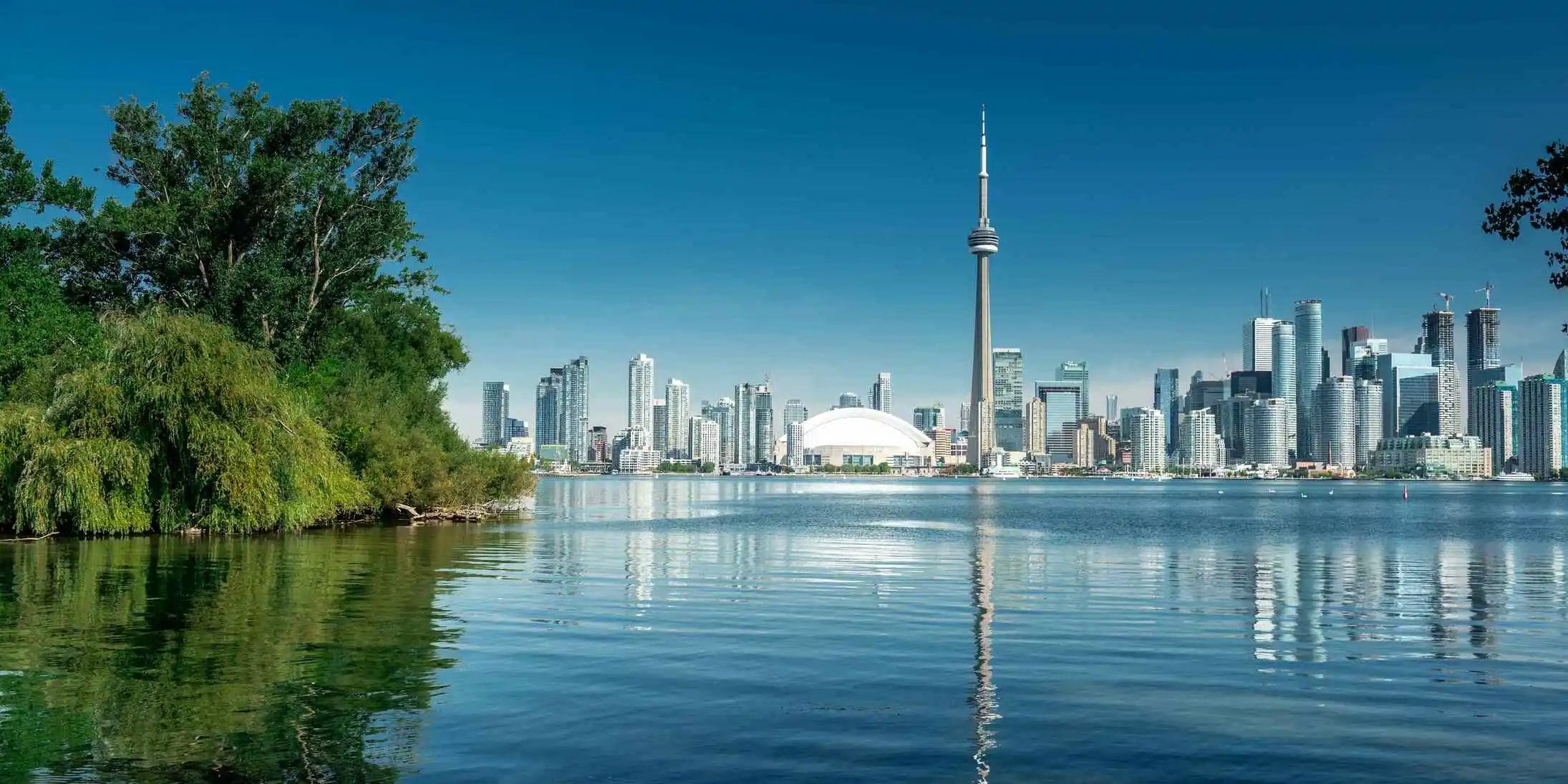 toronto-city-skyline-ontario-canada (1) https://economia.wiki/paises/canada-la-embajada-mundial-de-la-diversidad/