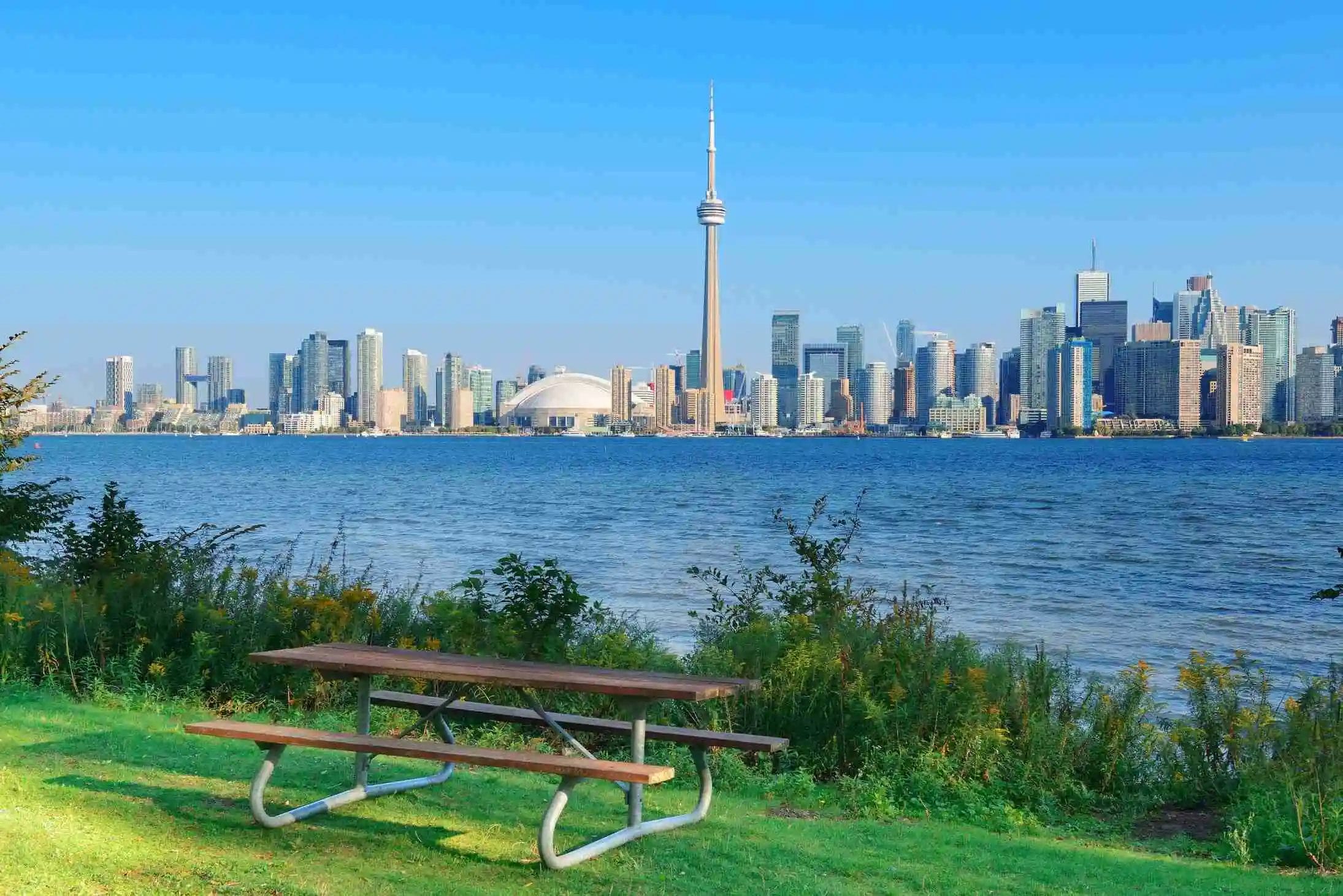 toronto-skyline-from-park https://economia.wiki/paises/canada-la-embajada-mundial-de-la-diversidad/