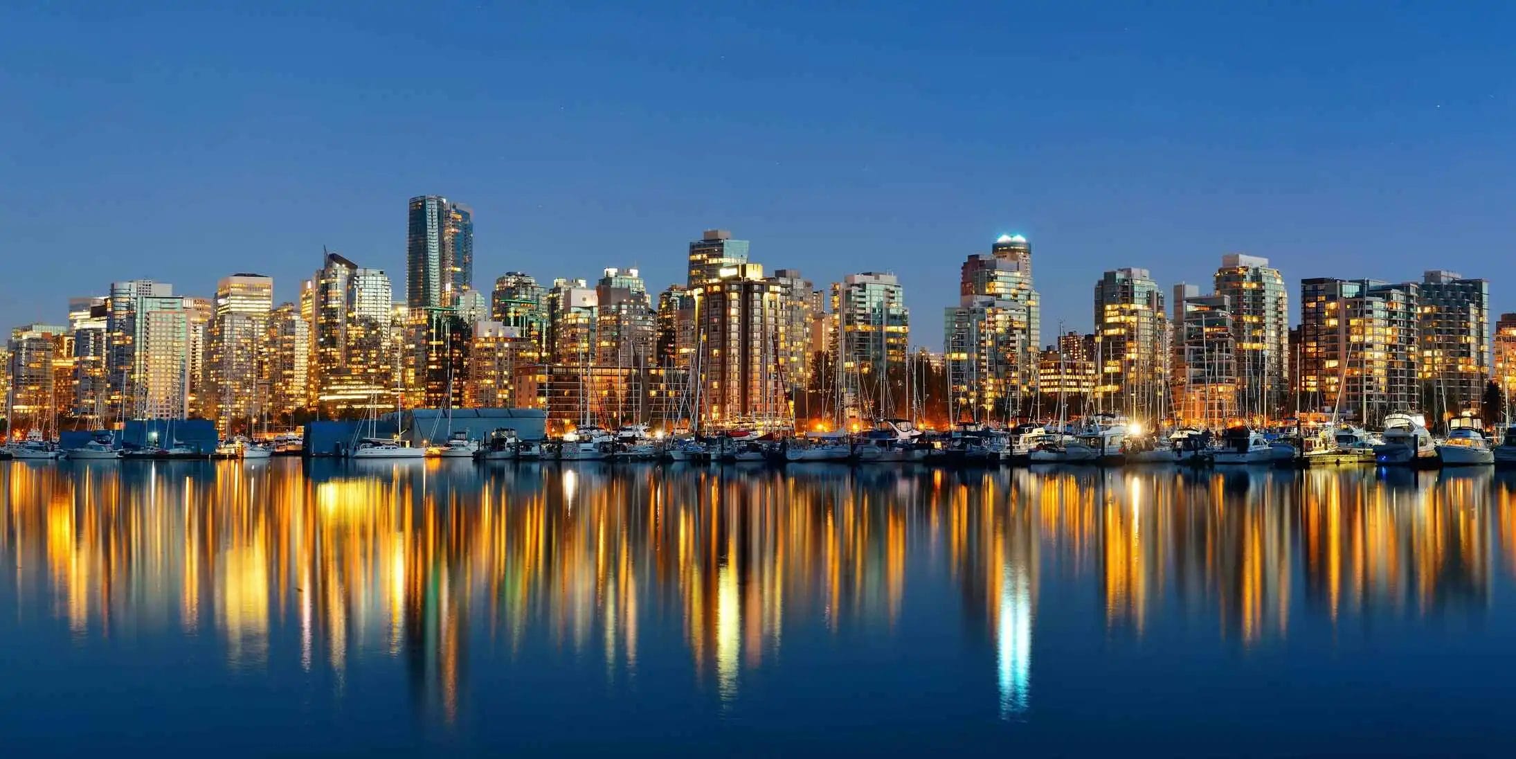 vancouver-downtown-architecture-boat-with-water-reflections-dusk-panorama https://economia.wiki/paises/canada-la-embajada-mundial-de-la-diversidad/