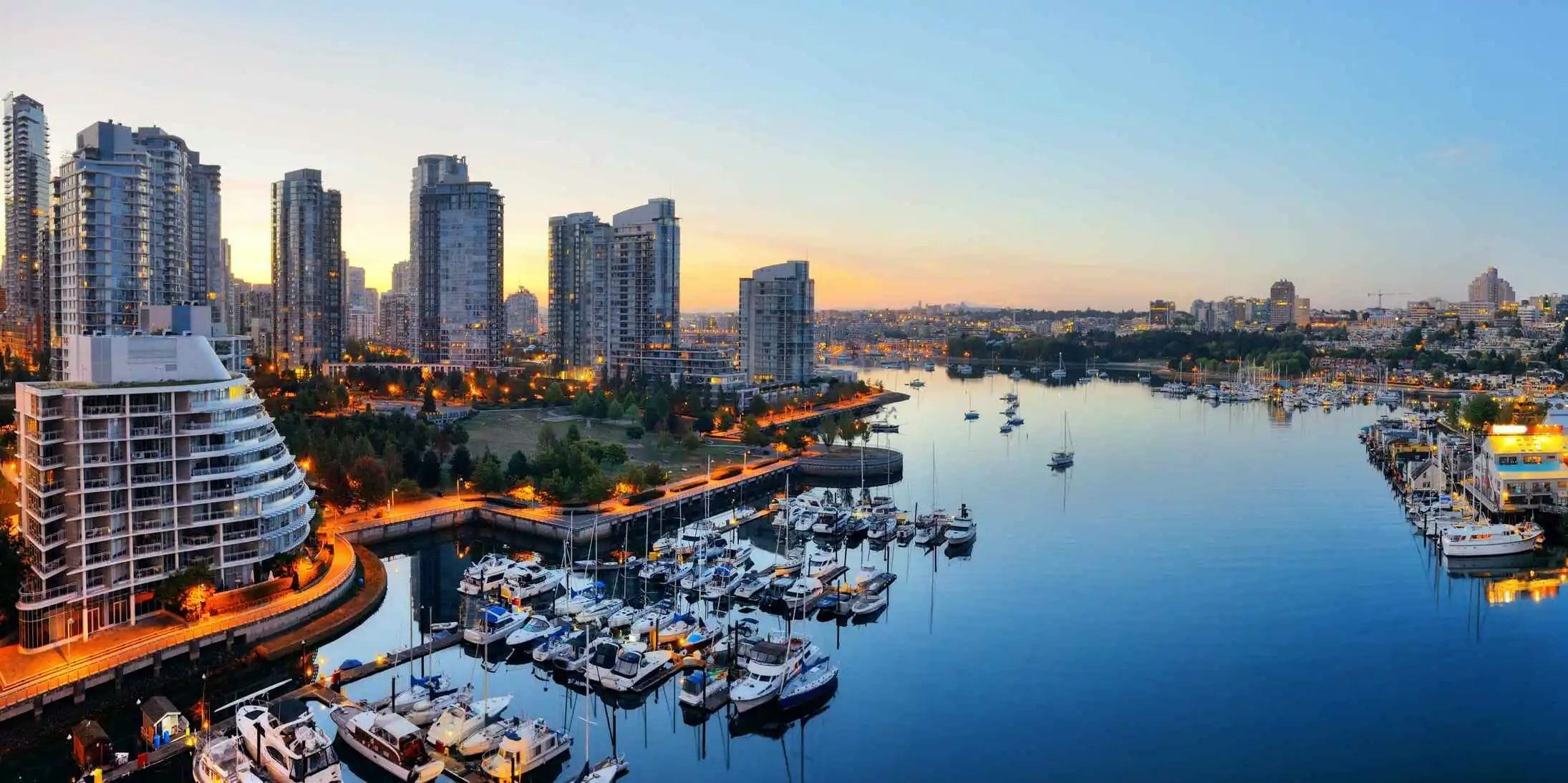 vancouver-harbor-view-with-urban-apartment-buildings-bay-boat-canada https://economia.wiki/paises/canada-la-embajada-mundial-de-la-diversidad/