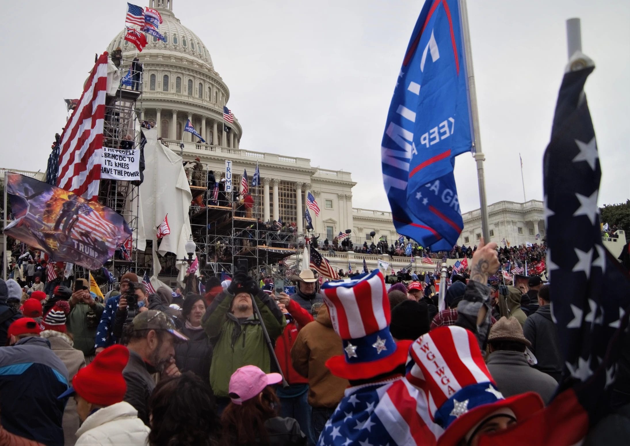 2021_ataque_al_capitolio_de_los_Estados_Unidos 6 de enero de 2021 multitud se congrega frente al capitolio de los estados unidos